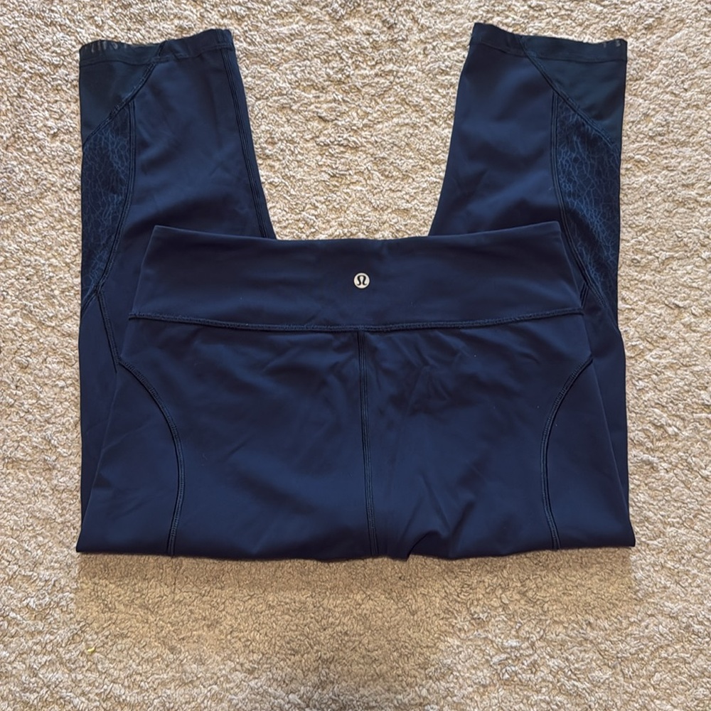 Lululemon Twist and Train crop (19”) - Picture 5 of 8